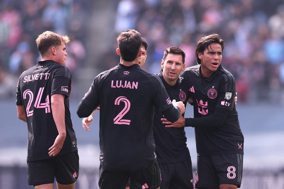 3-2!迈阿密终结各项赛事3连平 38岁梅西2中柱后任意球世界波救主