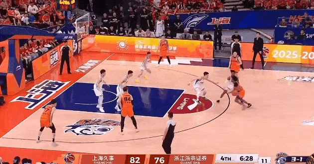 张镇麟身后追防大帽布朗,古德温挑篮打成2+1再领先9分